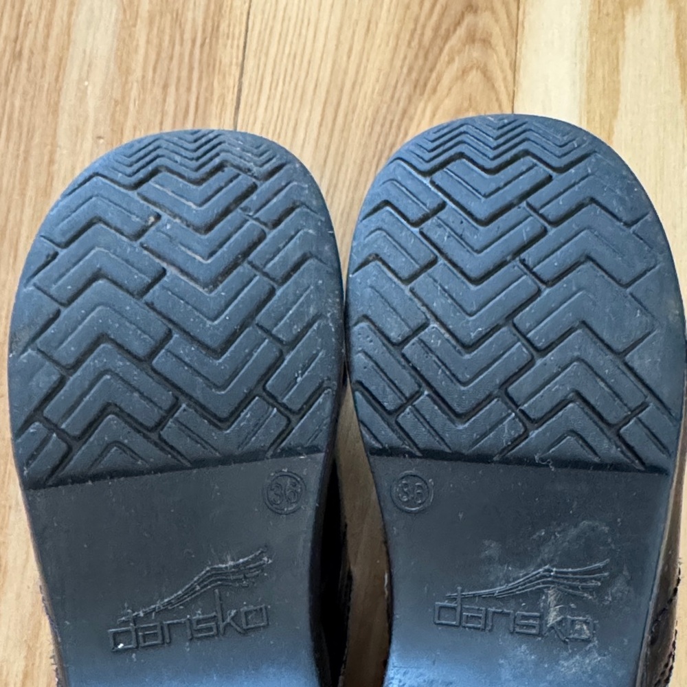 Black Patent Leather Dansko Clogs | Sleek Glossy Finish | Size 36 - Picture 11 of 11